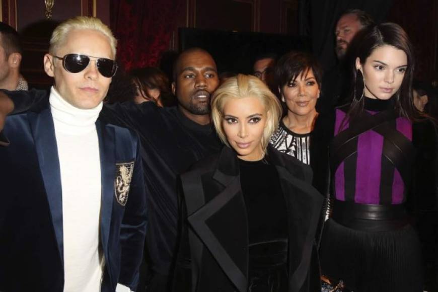 También Jared Leto luce su nuevo look rubio junto a Kim Kardashian.