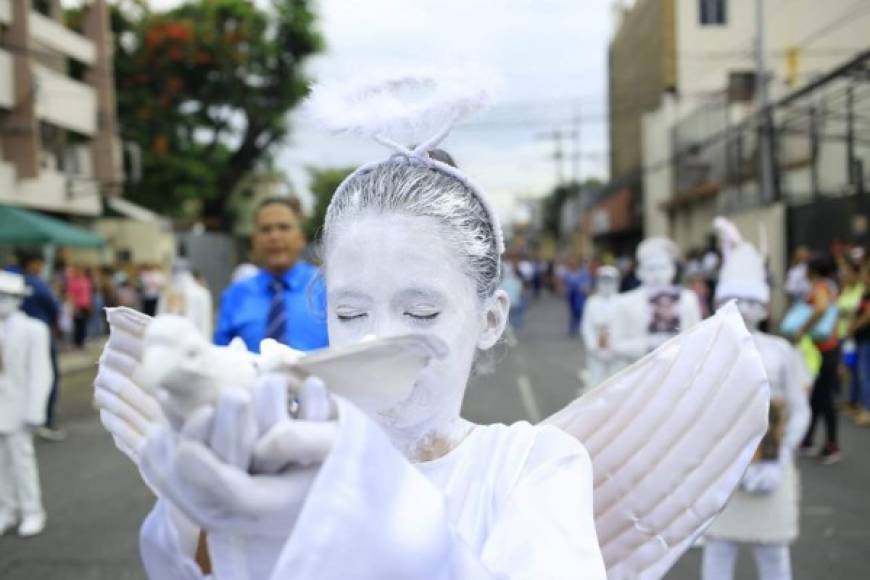 Una niña desfila como ángel en San Pedro Sula durante los desfiles del 15 de septiembre conmemorando el 197 aniversario de Independencia.