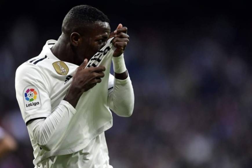 El brasileño celebró de manera eufórica y dio besos al escudo del Real Madrid. Foto AFP