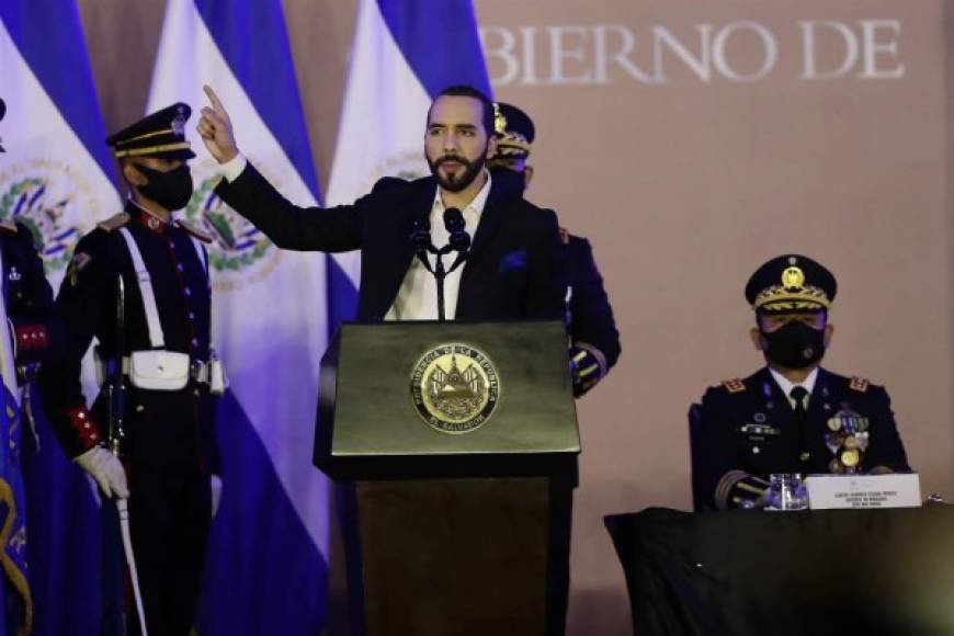 'Como comandante general de la Fuerza Armada y en nombre del pueblo salvadoreño, al que represento como presidente de la República, quiero reiterarles nuestro agradecimiento por ayudar a salvar a la patria', dijo Bukele a los miembros del ejército salvadoreño.