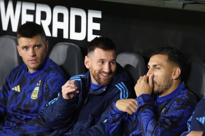 Messi no empezó de titular el partido entre Argentina y Paraguay. Así se lo pasó con Leandro Paredes en el banquillo.