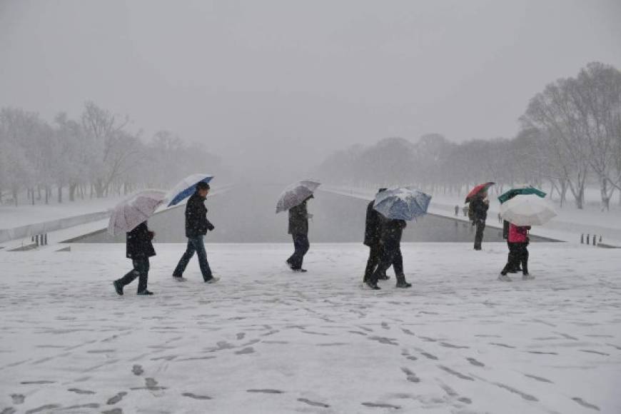 En Washington D.C. numerosas instituciones del Gobierno de Estados Unidos, así como centros educativos y empresas privadas, cerraron hoy debido a la fuerte tormenta de nieve que azota a la capital del país desde esta madrugada.