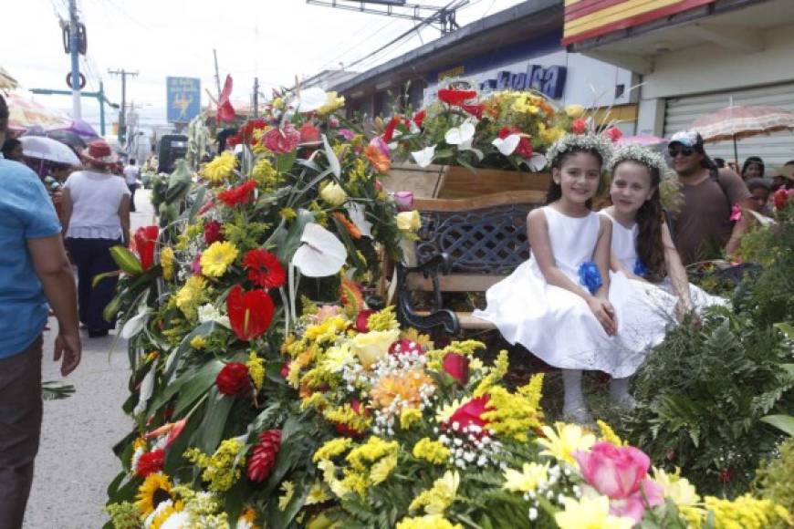 Estas pequeñas cautivaron durante el Festival de las Flores que se realiza en Siguatepeque.