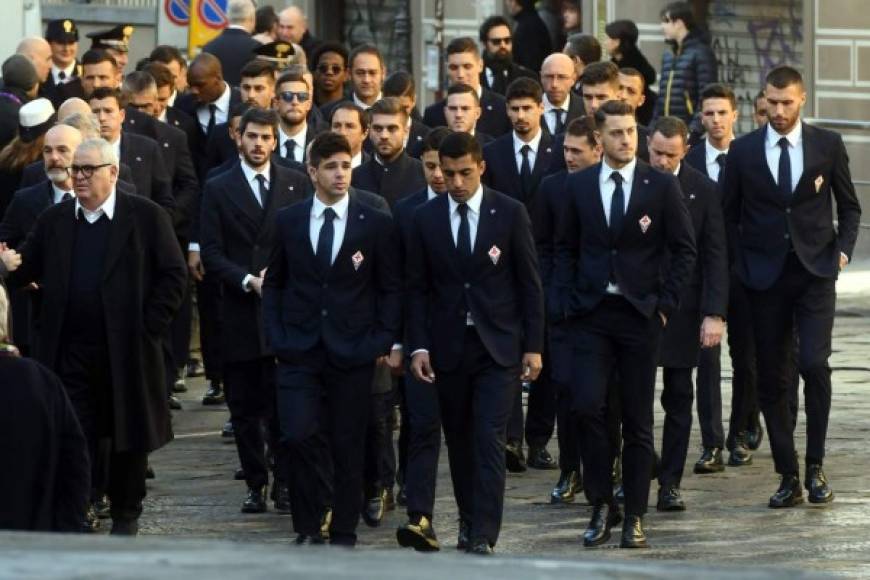Los jugadores de la Fiorentina llegando al funeral de su capitán.