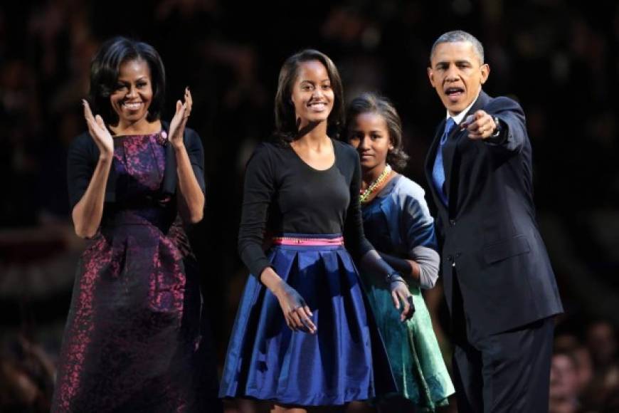 La noche del 6 de noviembre, tras conocerse la segunda victoria electoral de Obama, las dos aparecieron radiantes junto a sus padres en Chicago con faldas de vuelo por encima de la rodilla del estilo de las que utiliza Michelle.<br/><br/>