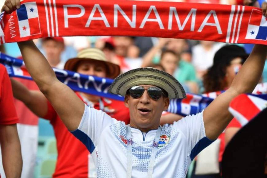 El aficionado panameño llegó totalmente identificado al estadio de Sochi. Foto AFP