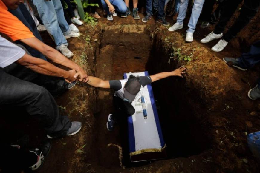 López fue sepultado este miércoles en Masaya. Familiares y amigos llevaron el cuerpo sorteando los tranques que recuerdan que la ciudad se encuentra en guerra.