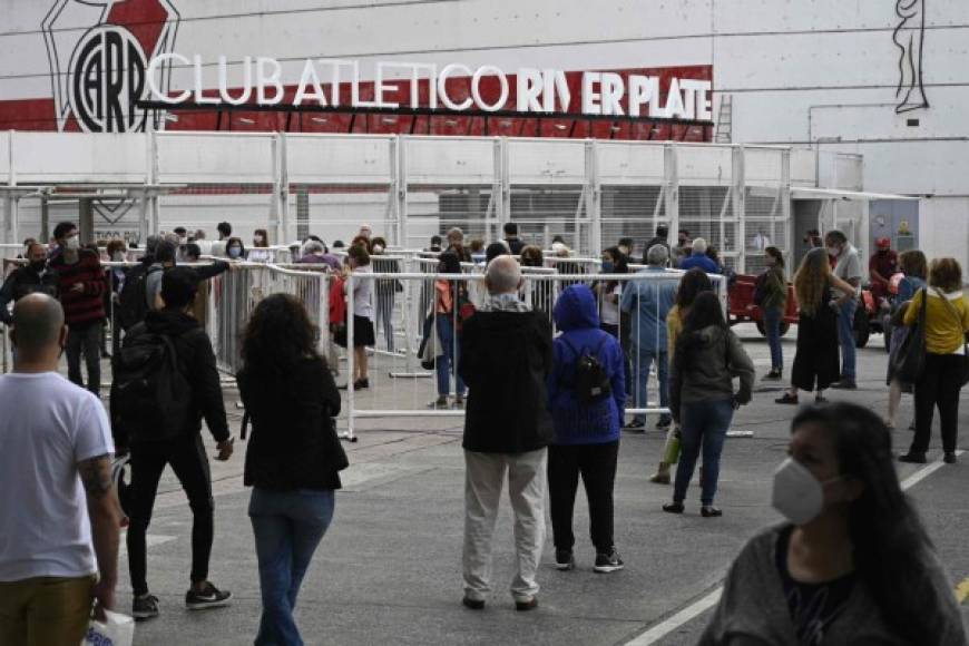 Argentina, que inició su campaña de inoculación masiva con la vacuna rusa Sputnik Vr recurrió a lugares fuera de lo común, incluyendo las instalaciones del famoso club River Plate.