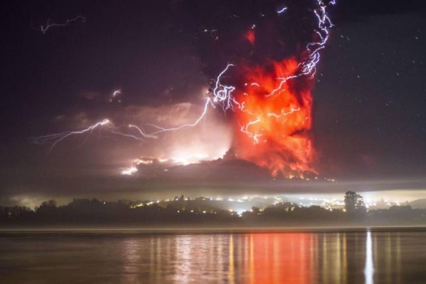 El volcán Calbuco registró dos violentas y sorpresivas erupciones en las últimas horas tras medio siglo de inactividad, obligando a evacuar a más de 4,000 personas y manteniendo en vilo ayer a regiones turísticas del sur chileno y argentino por el alcance de sus cenizas.