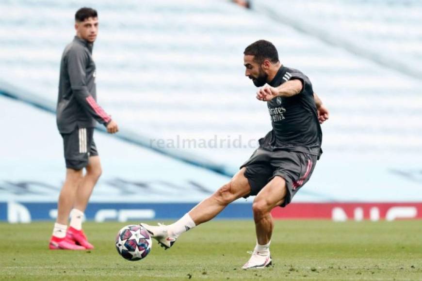 Dani Carvajal - El lateral derecho del Real Madrid tiene dueño y es el español que llega en buen estado de forma al compromiso europeo.