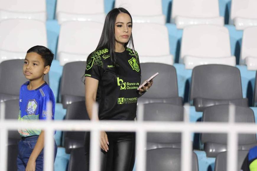 Érica Cabrera, esposa del jugador Mario Martínez del Olancho FC, llegó al Nacional para apoyar a su pareja en el juego ante Motagua.