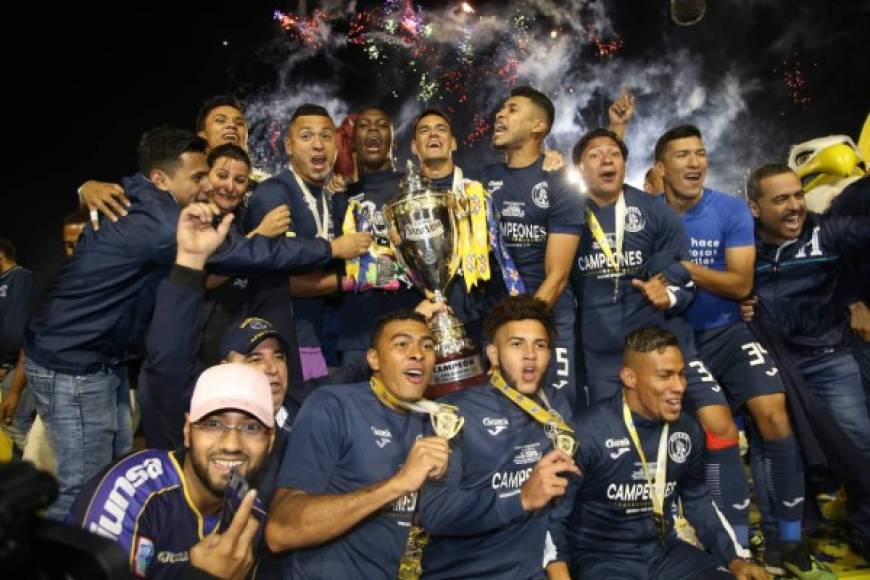 Los jugadores del Motagua celebrando con el trofeo de campeones.