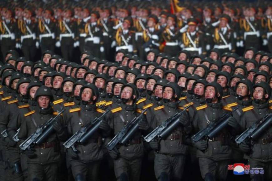 En el desfile también participaron tropas de infantería, artillería, carros y aviones que formaron el número 8 para celebrar el 8º congreso del partido único que dirige Kim Jong Un.