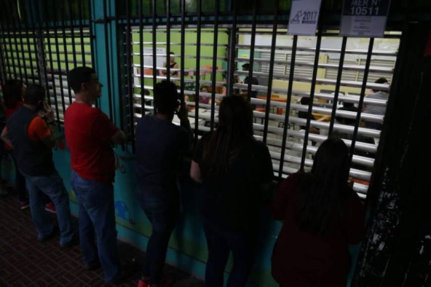 Conteo de votos en la Colonia Loarque de Tegucigalpa.