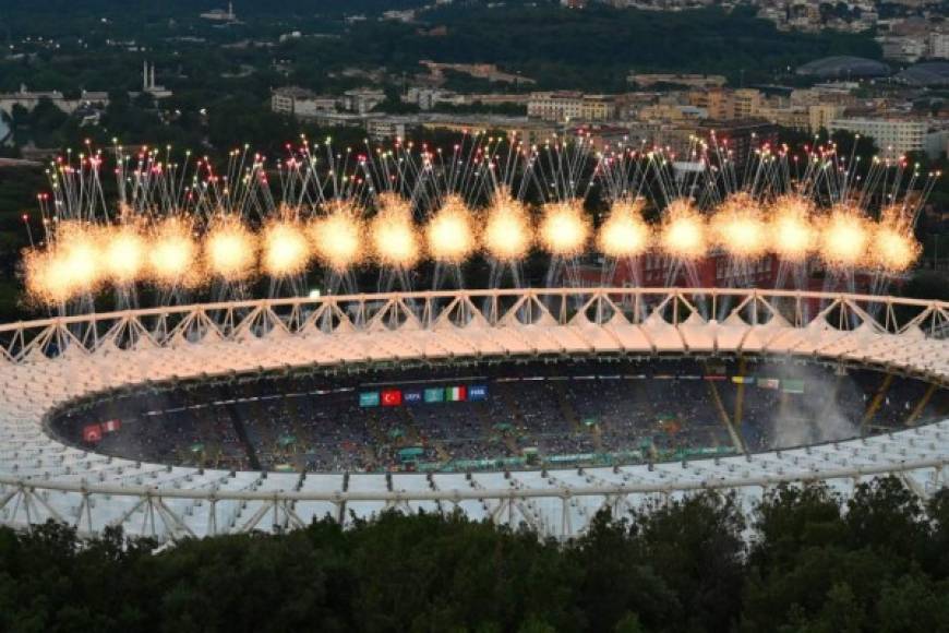 El tenor italiano Andrea Bocelli emocionó este viernes a los 16.000 espectadores presentes en el estadio Olímpico de Roma en la inauguración de la Eurocopa. Fotos AFP y EFE.
