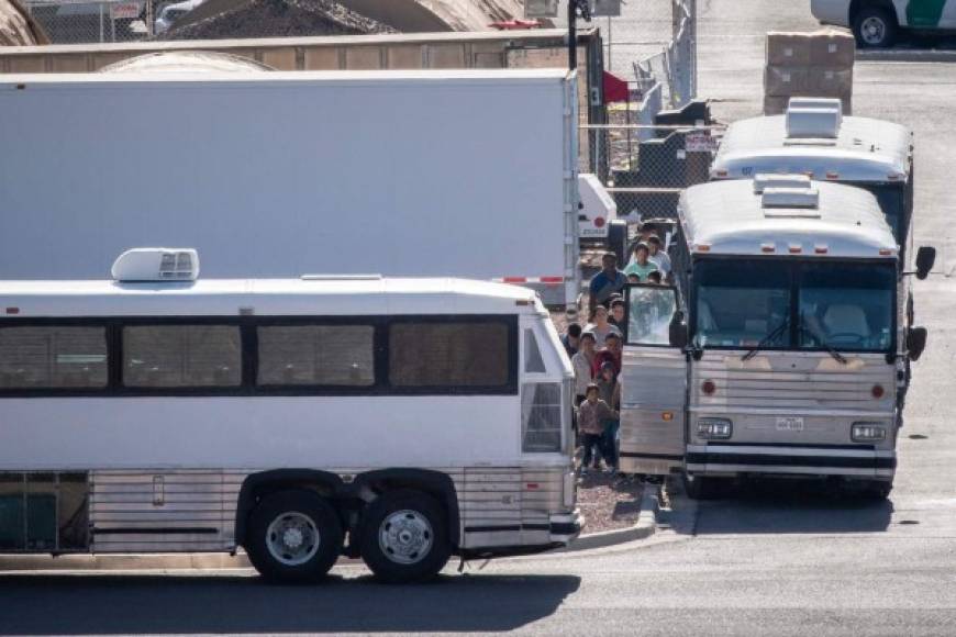 Según autoridades, una media de 680 inmigrantes cruzan a diario desde Ciudad Juárez, México, hacia El Paso.