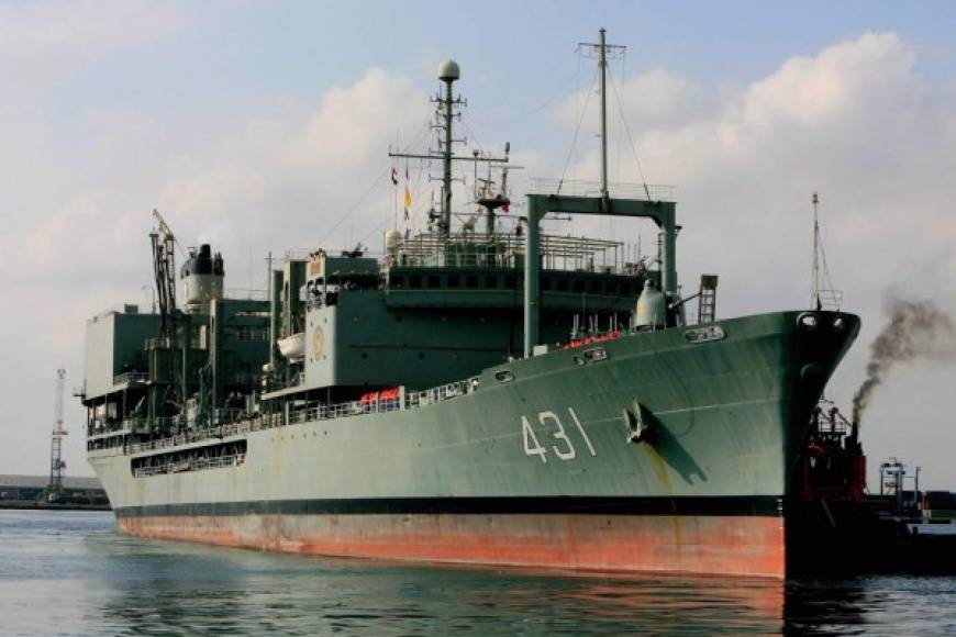 Según el medio Político, una de las embarcaciones que navega hacia el Atlántico es el buque Makran, considerado el más grande fabricado en Irán y que cuenta con una plataforma para transportar hasta siete helicópteros. También se menciona una fragata.
