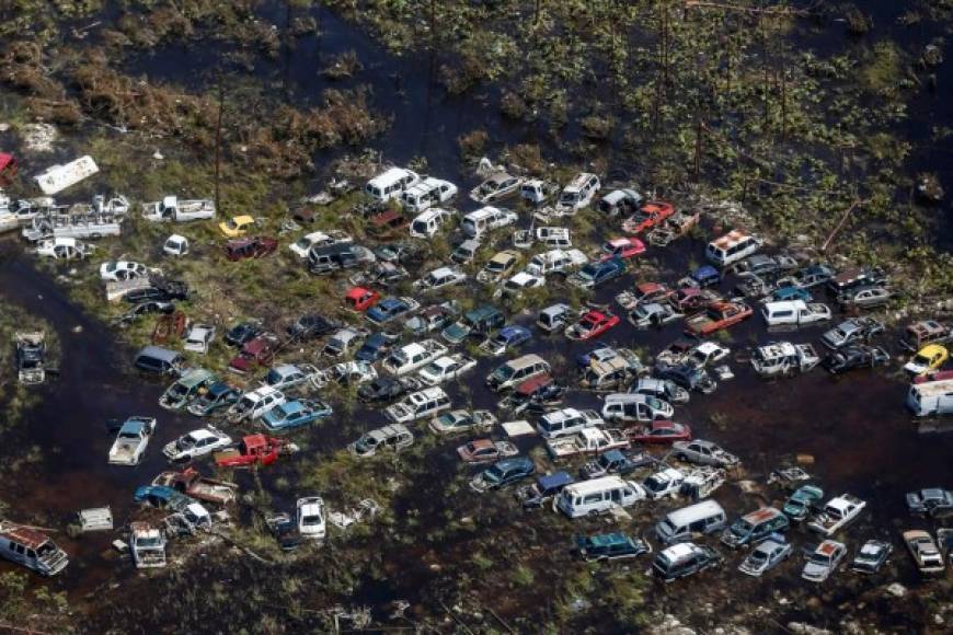 Cientos de autos dados vuelta, campos enteros de escombros e inundaciones generalizadas forman parte del desolador paraje en las Bahamas.