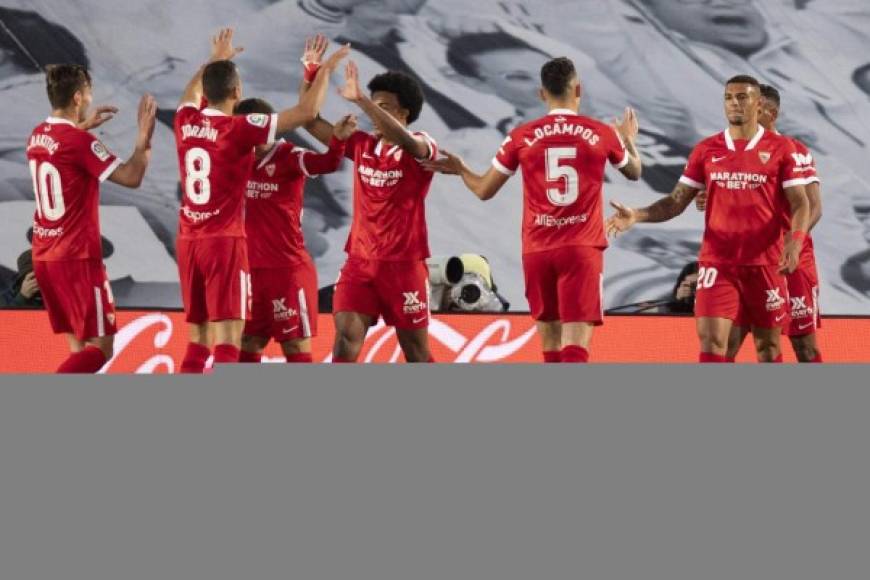 Los jugadores del Sevilla celebrando el gol del brasileño Fernando Reges para el 0-1 ante Real Madrid.