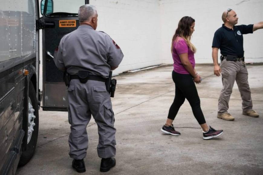 Encadenados de manos y pies, decenas de inmigrantes centroamericanos llegaron este jueves a una corte migratoria en McAllen, Texas, para enfrentar audiencias de asilo y deportación ante un juez.