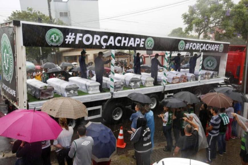 La caravana con los féretros de los jugadores fallecidos recorre las calles de Chapecó.