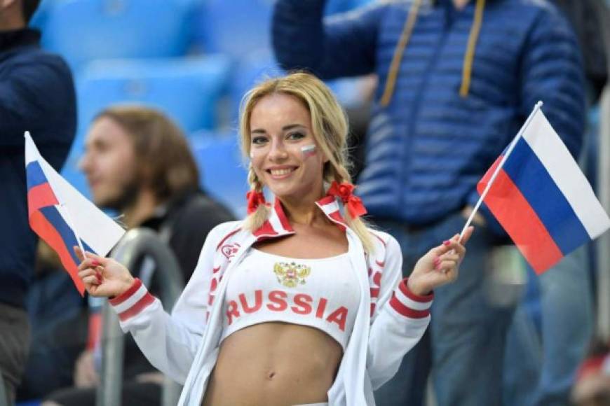 La modelo de 28 años, embajadora oficial de Rusia 2018 quien sorprendió el día inaugural en el duelo frente a Arabia Saudita, prometió desnudarse en una sesión de fotos 'bella, loca y sexy, para que el mundo entero lo vea y se sorprenda'.
