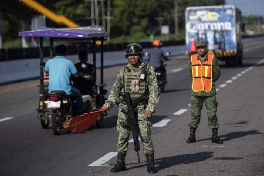 El despliegue militar también genera cólera en los activistas defensores de migrantes. 'Los utilizan como pretexto', dice Ernesto Castanedo, activista del refugio Buen Pastor en Tapachula. 'Esto va a hacer desaparecer las grandes caravanas, pero la migración seguirá', añade.
