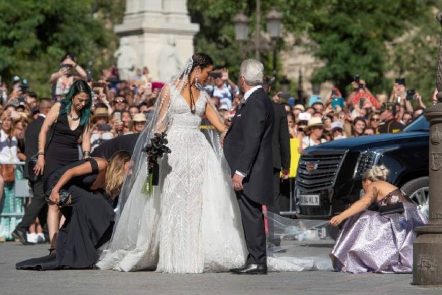 La presentadora llegaba muy sonriente del brazo de su padre Manuel Rubio, quien la acampañó hasta la catedral en este día tan especial.