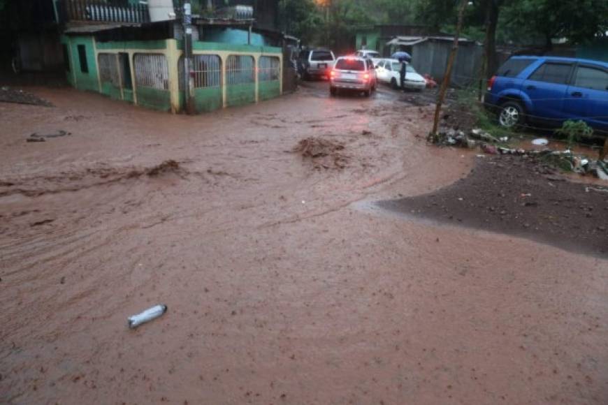 Varias zonas de la capital quedaran incomunicadas producto de las inundaciones.