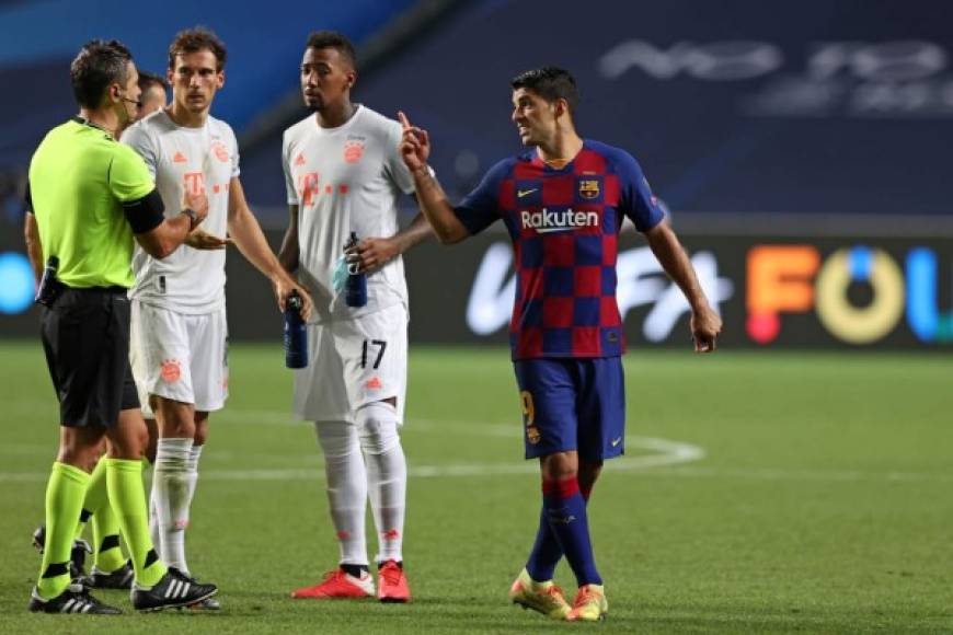 Luis Suárez al final del partido le reclamó al árbitro esloveno Damir Skomina.