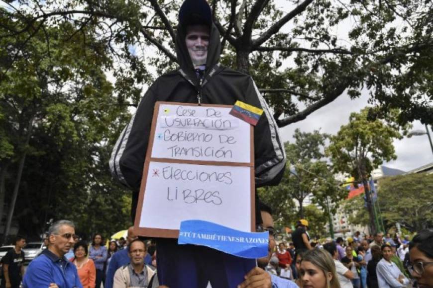 La oposición regresó a las calles para exigir a Maduro que entregue el poder al jefe del Parlamento que se juramentó como presidente interino el pasado miércoles.