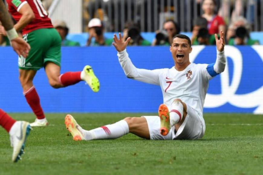 Cristiano Ronaldo exige penal en una jugada cerca del final del partido.