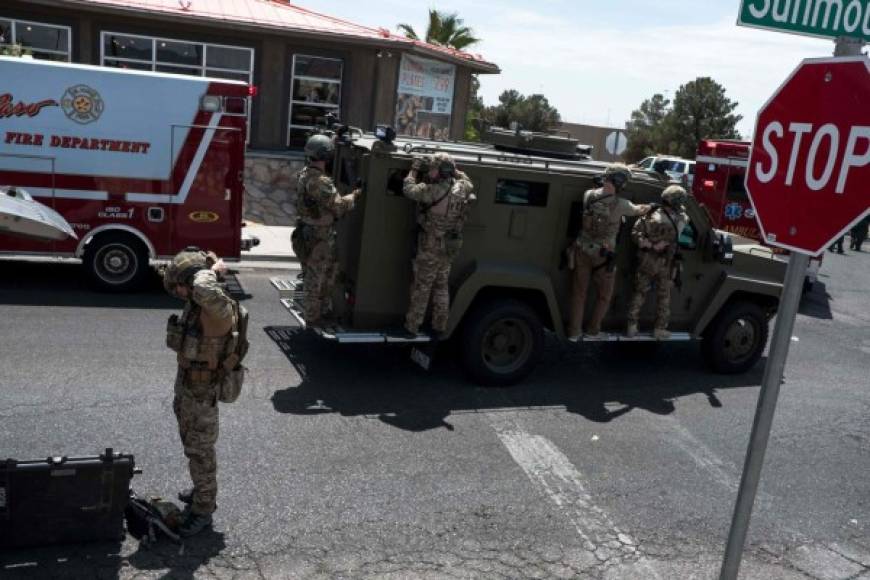 Law enforcement agencies respond to an active shooter at a Wal-Mart near Cielo Vista Mall in El Paso, Texas, Saturday, Aug. 3, 2019. - Police said there may be more than one suspect involved in an active shooter situation Saturday in El Paso, Texas. City police said on Twitter they had received 'multi reports of multipe shooters.' There was no immediate word on casualties. (Photo by Joel Angel Juarez / AFP)