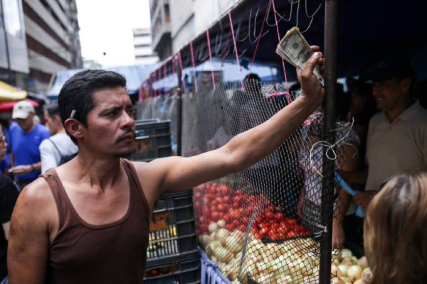 Muchos están vendiendo agua, carne, gasolina y hasta hielo en dólares. Con un éxodo de 2,7 millones de venezolanos desde 2015 según la ONU, la incomunicación también es angustiante.
