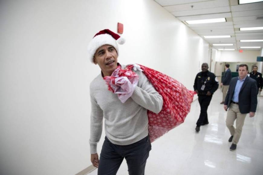 Al igual que Michelle, Obama también realizó una aparición pública en un hospital para niños en Washington D.C., donde entregó regalos vestido de Santa Claus.