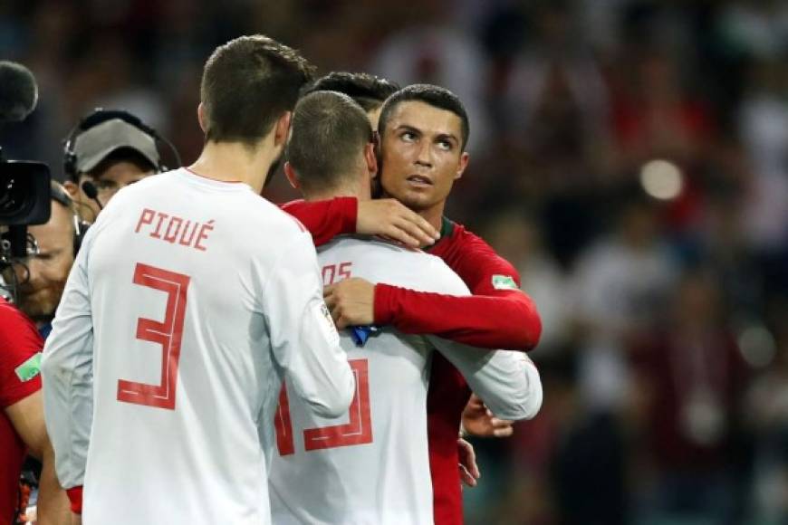 Cristiano Ronaldo se abraza con Sergio Ramos al final del partido. Foto AFP