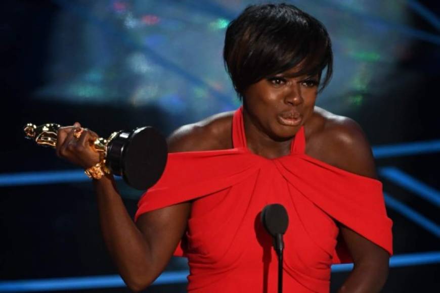 Dicen que la tercera es la vencida y para la actriz Viola Davis fue el domingo: se llevó el Óscar a mejor actriz secundaria por su papel en la adaptación para el cine de la obra 'Fences'. 'Me convertí en un artista y gracias a Dios que lo hice porque es la única profesión que celebra lo que significa vivir la vida', dijo al recibir el galardón entre lágrimas.