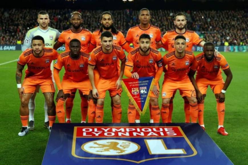 El once titular del Lyon posando antes del inicio del partido.