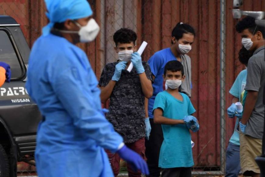 En otro vuelo, arribaron a San Pedro Sula, en el norte del país, 102 adultos y 14 menores no acompañados, quienes también fueron puestos en cuarentena por 14 días.