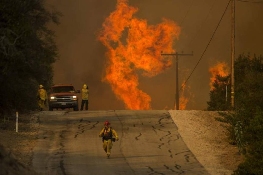 Las ciudades del condado de Santa Bárbara, a unos 160 kilómetros al oeste de Los Ángeles, están amenazadas por uno de los fuegos más potentes que permanecen activos y que ha sido bautizado como 'Thomas'.