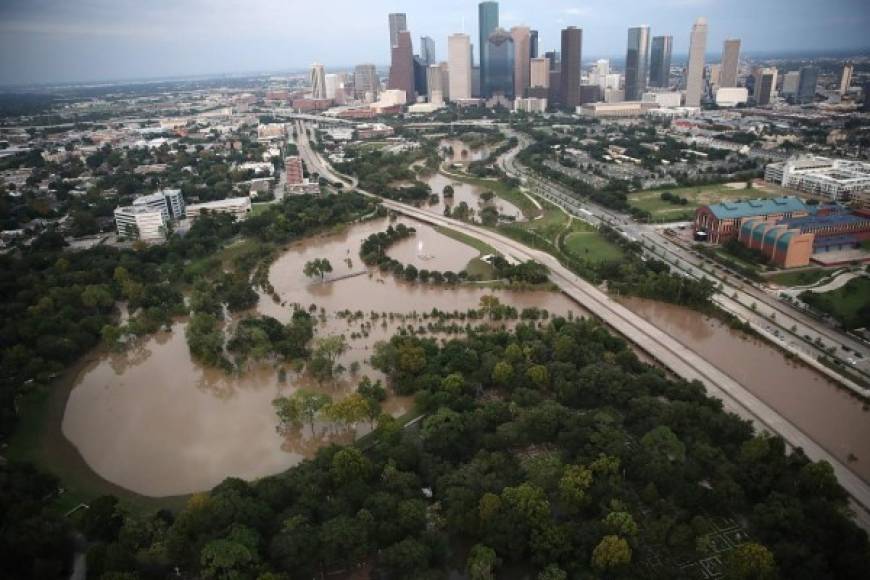 Las imágenes aéreas muestran la ciudad casi desierta luego de que las inundaciones anegaran las principales autopistas y calles de Houston.