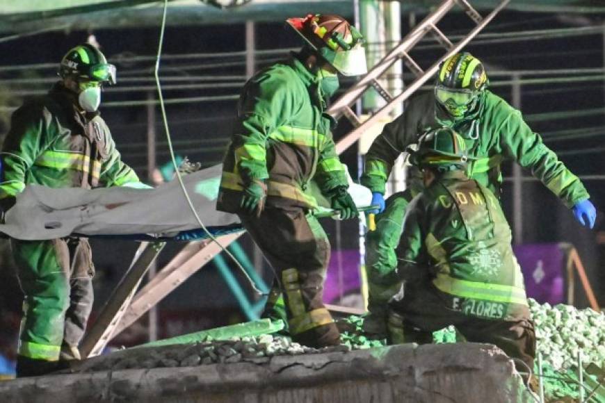 Decenas de rescatistas y bomberos evacuaron a los pasajeros, entre fierros retorcidos y cables, según imágenes de la televisión local.