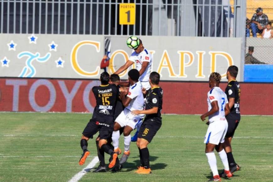 Jerry Bengtson le ganó en el salto a todos para marcar su gol de cabeza.