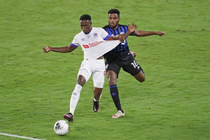 Marvin Bernárdez siendo marcado por el delantero nigeriano Orji Okwonkwo.
