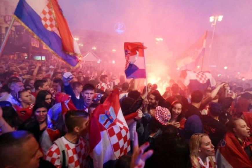 Las banderas de Croacia ondearon por toda la capital del país tras la clasificación de su primera final.