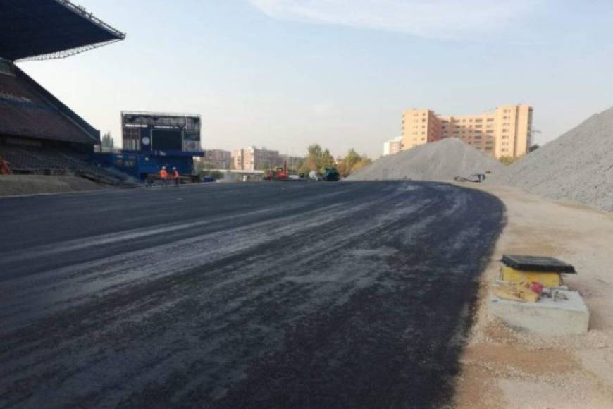 El campo de juego es ahora una autopista temporal, para que la última parte del estadio que queda sin demoler, la platea que justamente estaba construida sobre la Autopista de Circunvalación M-30, pueda ser derribada para que el tráfico vuelva a transitar con normalidad, pero ya sin pasar por debajo de las gradas.