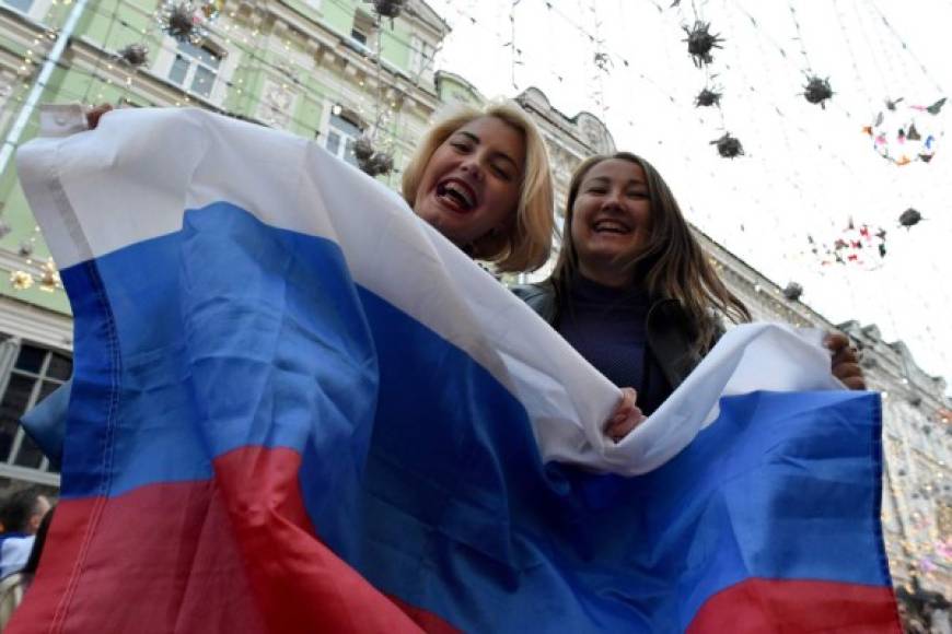Estas aficionadas rusas lucen felices tras el gane de su selección.