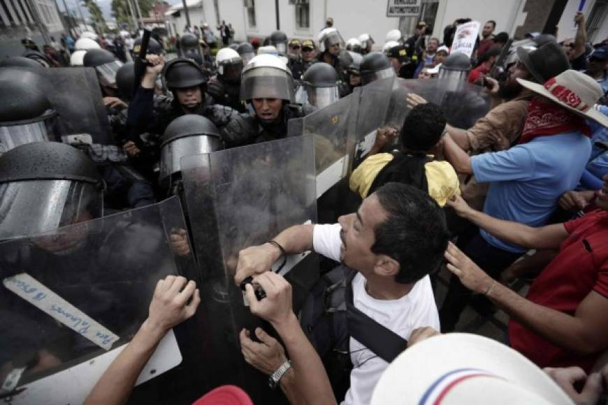 La policía irrumpió luego en las instalaciones de la Universidad de Costa Rica (USR) para detener estudiantes que habían bloqueado una calle en San José, provocando indignación en el país.