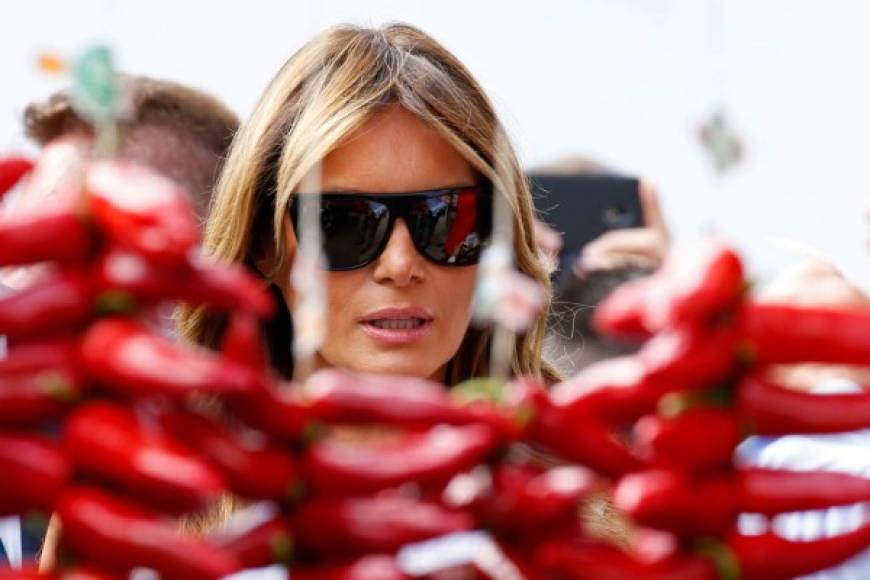 Melania observó los pimientos por los que es reconocido el pequeño pueblo de Espelette en Europa.