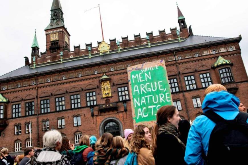 De oriente a occidente, el sentimiento fue común. En la imagen, activistas marchan por las calles de Copenague, Dinamarca.